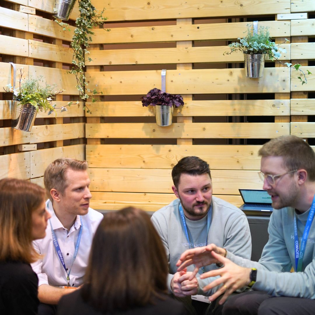 Ein work digital Kundengespräch am Stand auf der E-world 2026